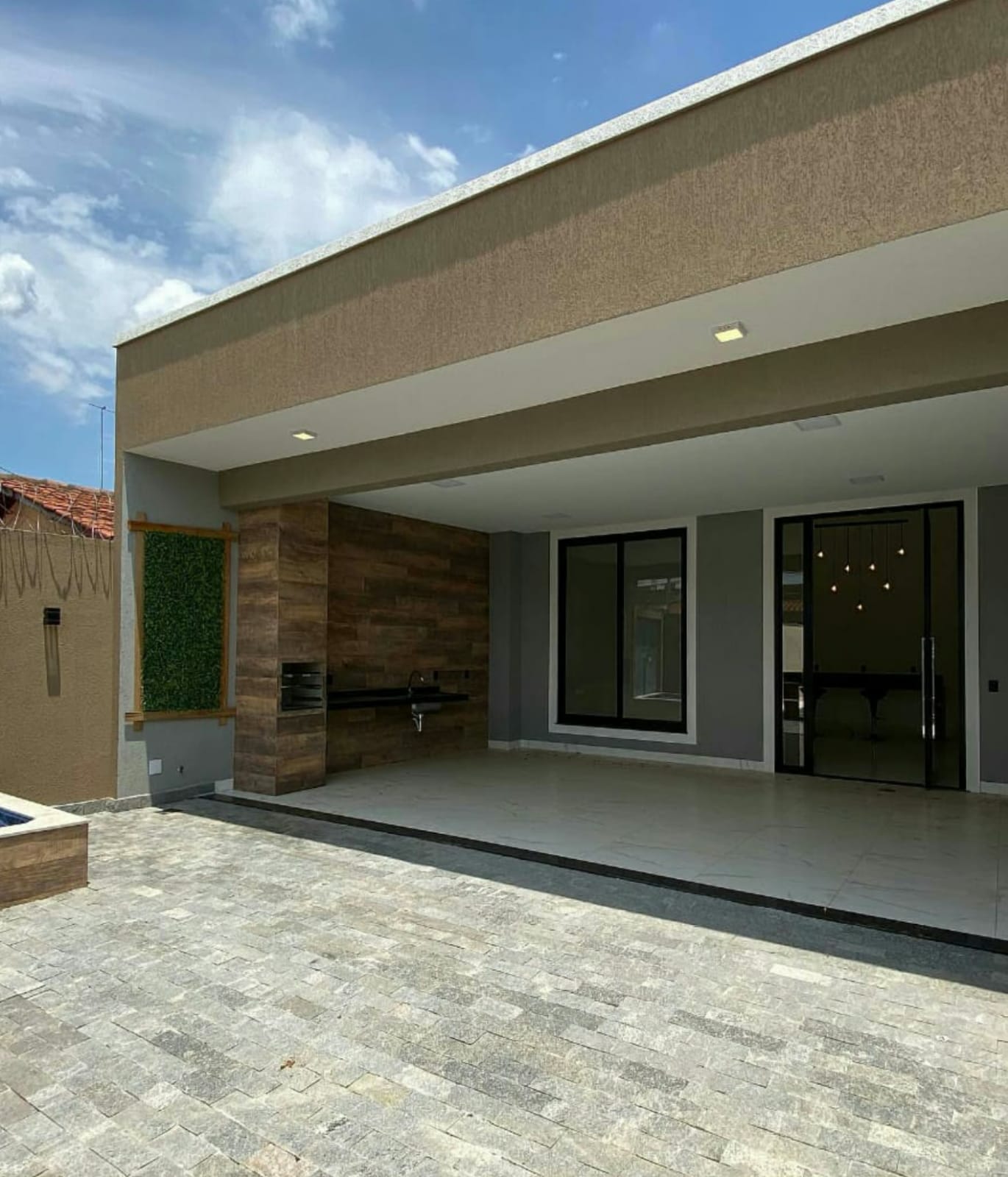 Casa de esquina no Jardim Itaipú, 3 quartos, pronta para morar