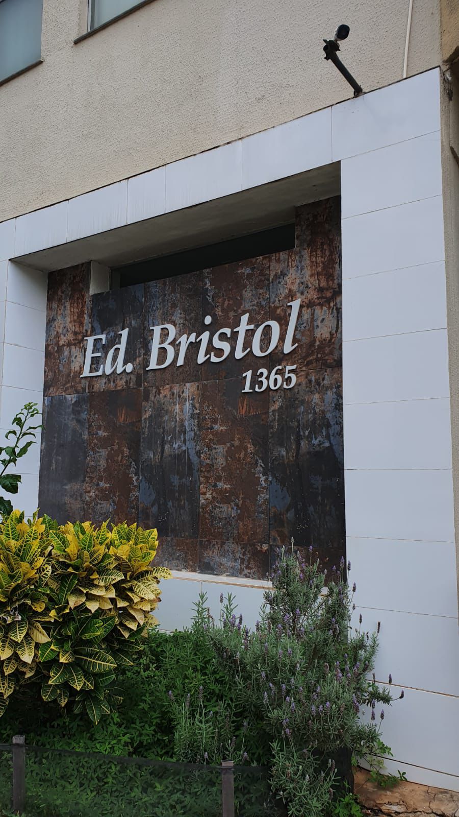 Apartamento Ed. Bristol - 79m² próximo ao Parque Areião